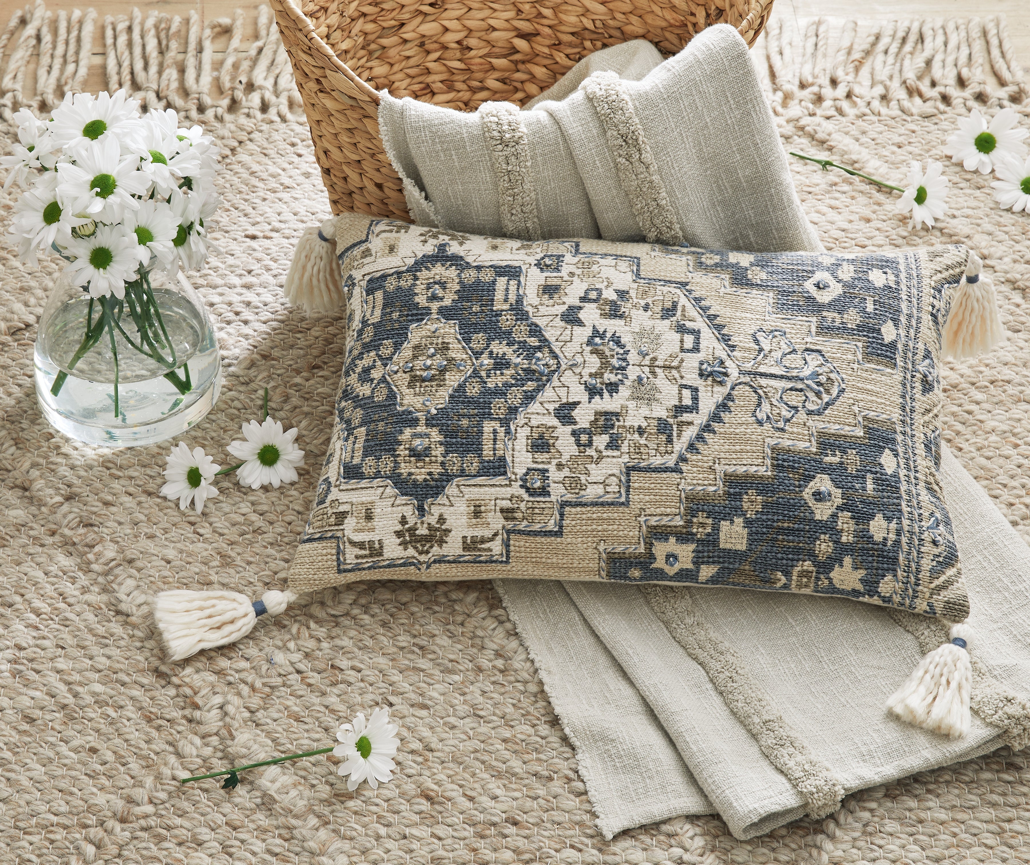 Family Deals Furniture - Ashley Furniture - Winbury Pillows - Pillow (4/CS) / Blue/Tan/White - A1001035