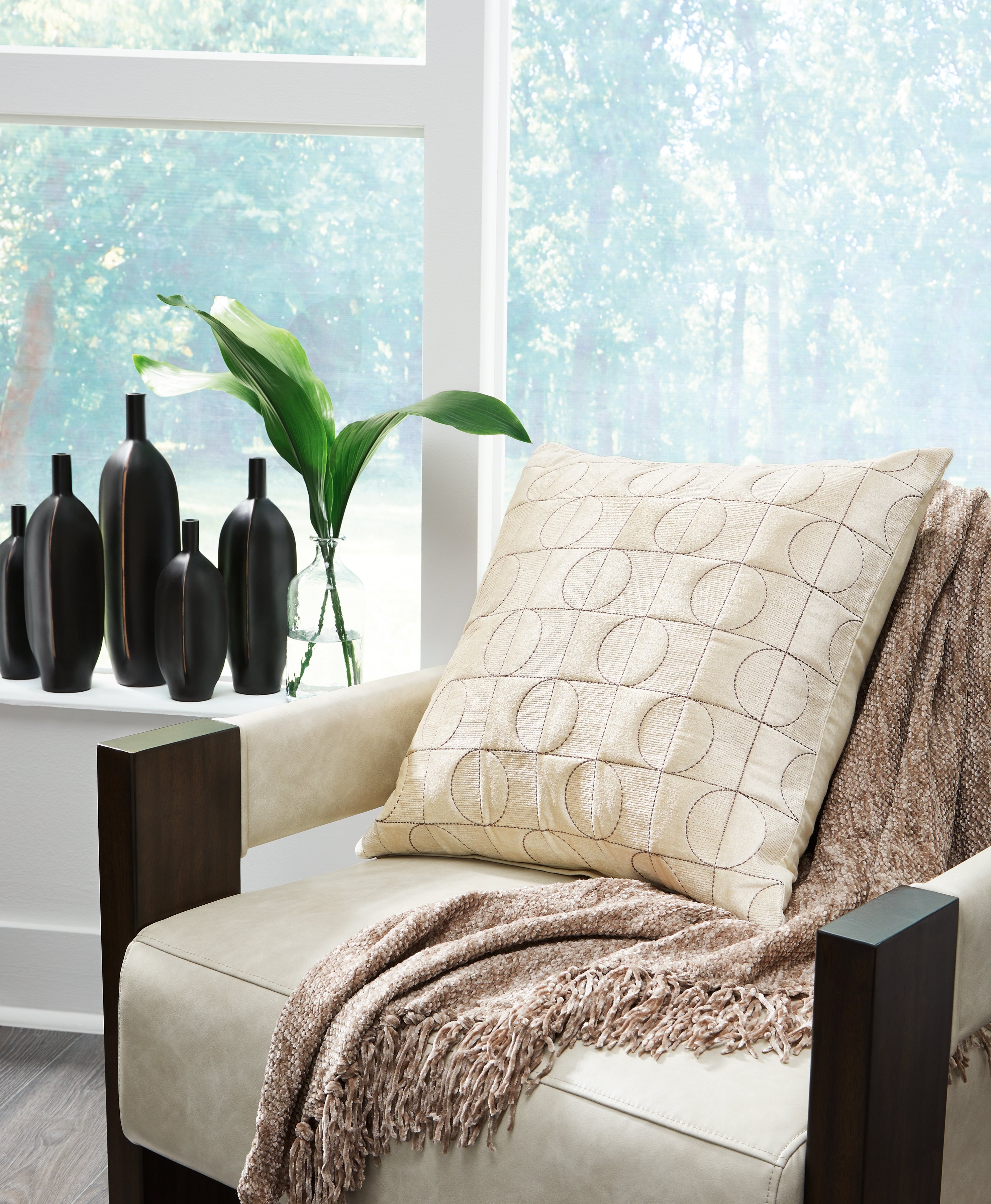 Family Deals Furniture - Ashley Furniture - Kydner Pillows - Pillow (4/CS) / White/Black - A1001107
