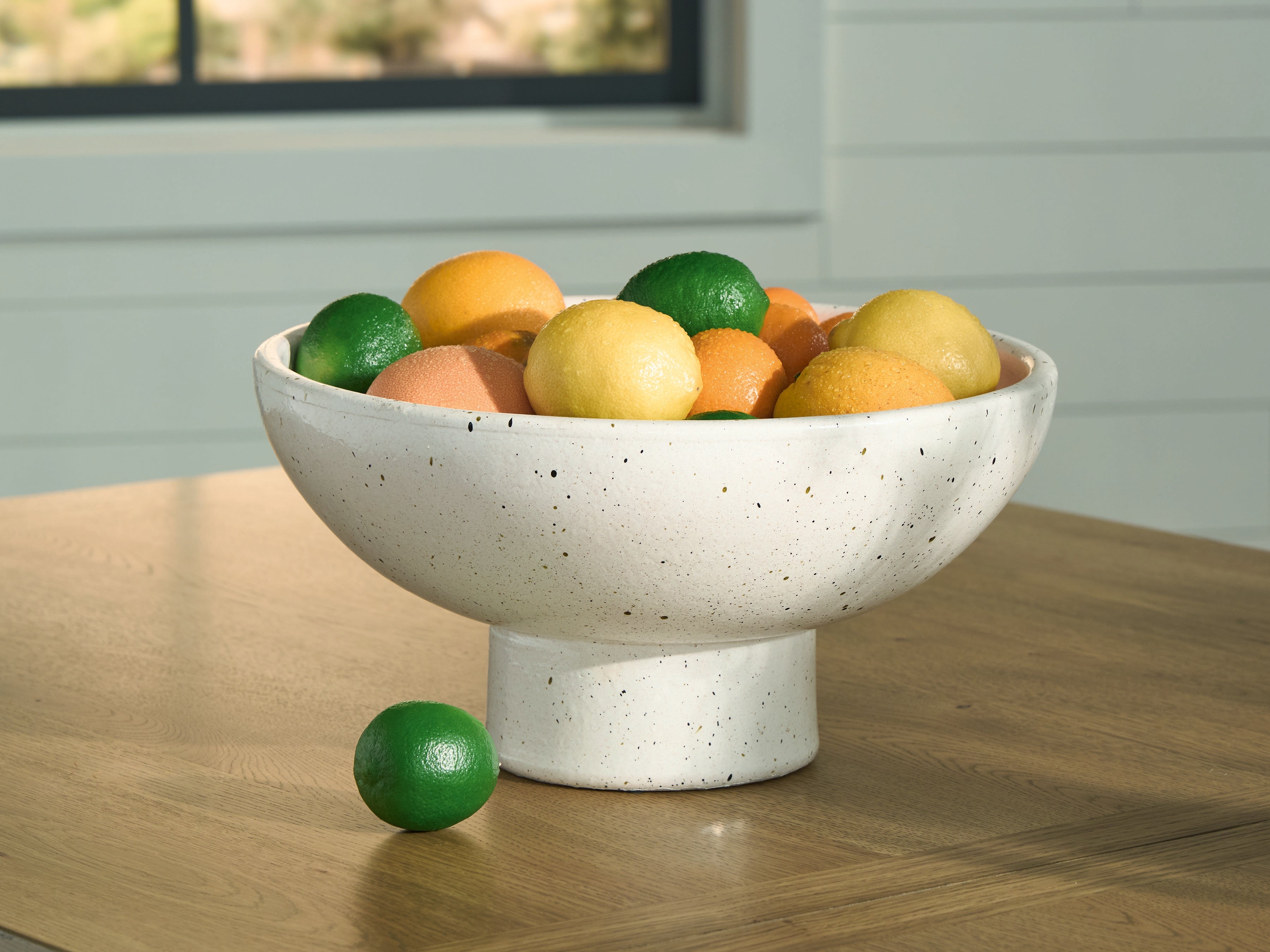 Family Deals Furniture - Ashley Furniture - Dallinworth Bowl - Bowl / White/Black - A2000833
