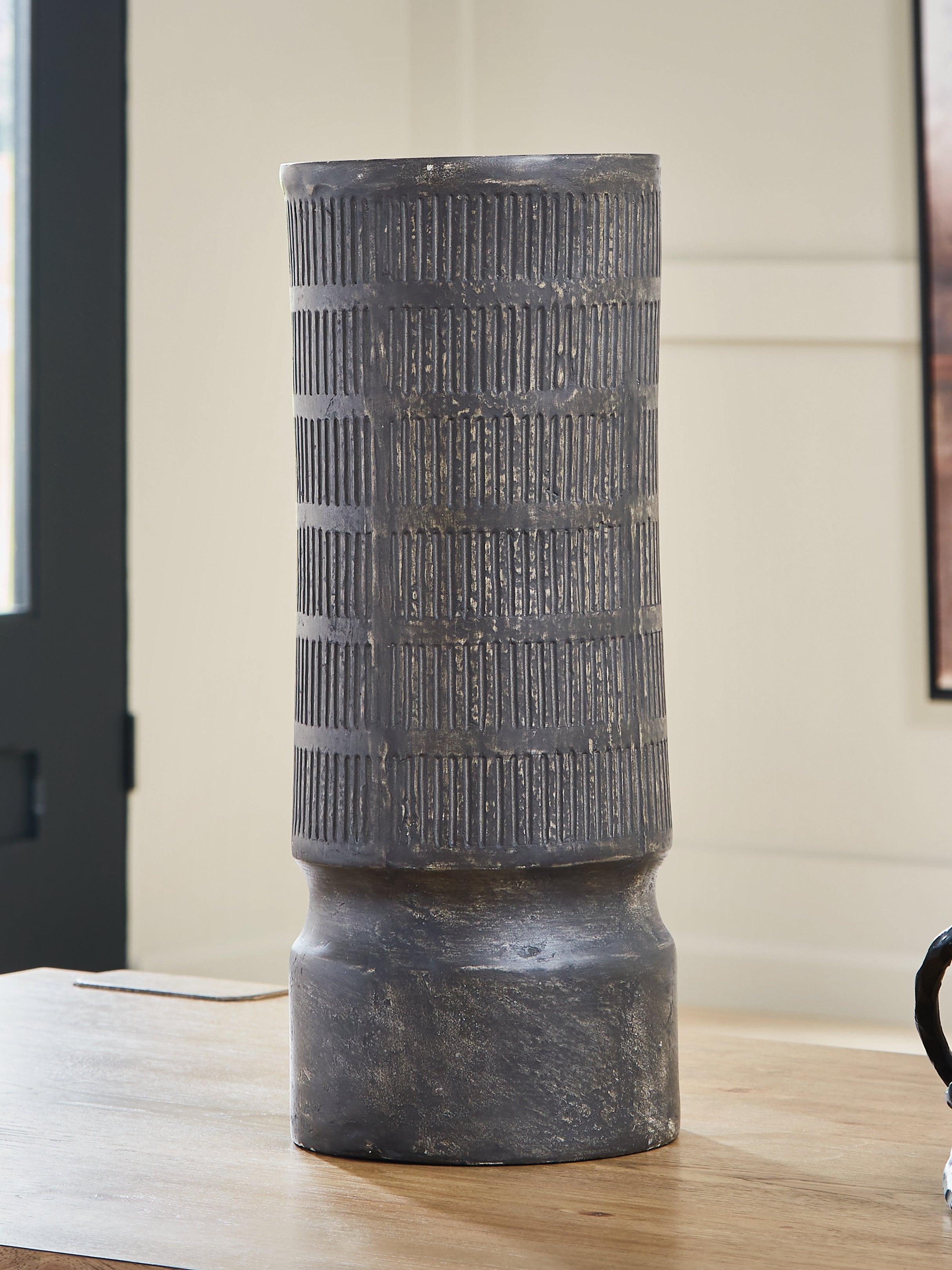 Family Deals Furniture - Ashley Furniture - Beninworth Vase - Vase - A2000879