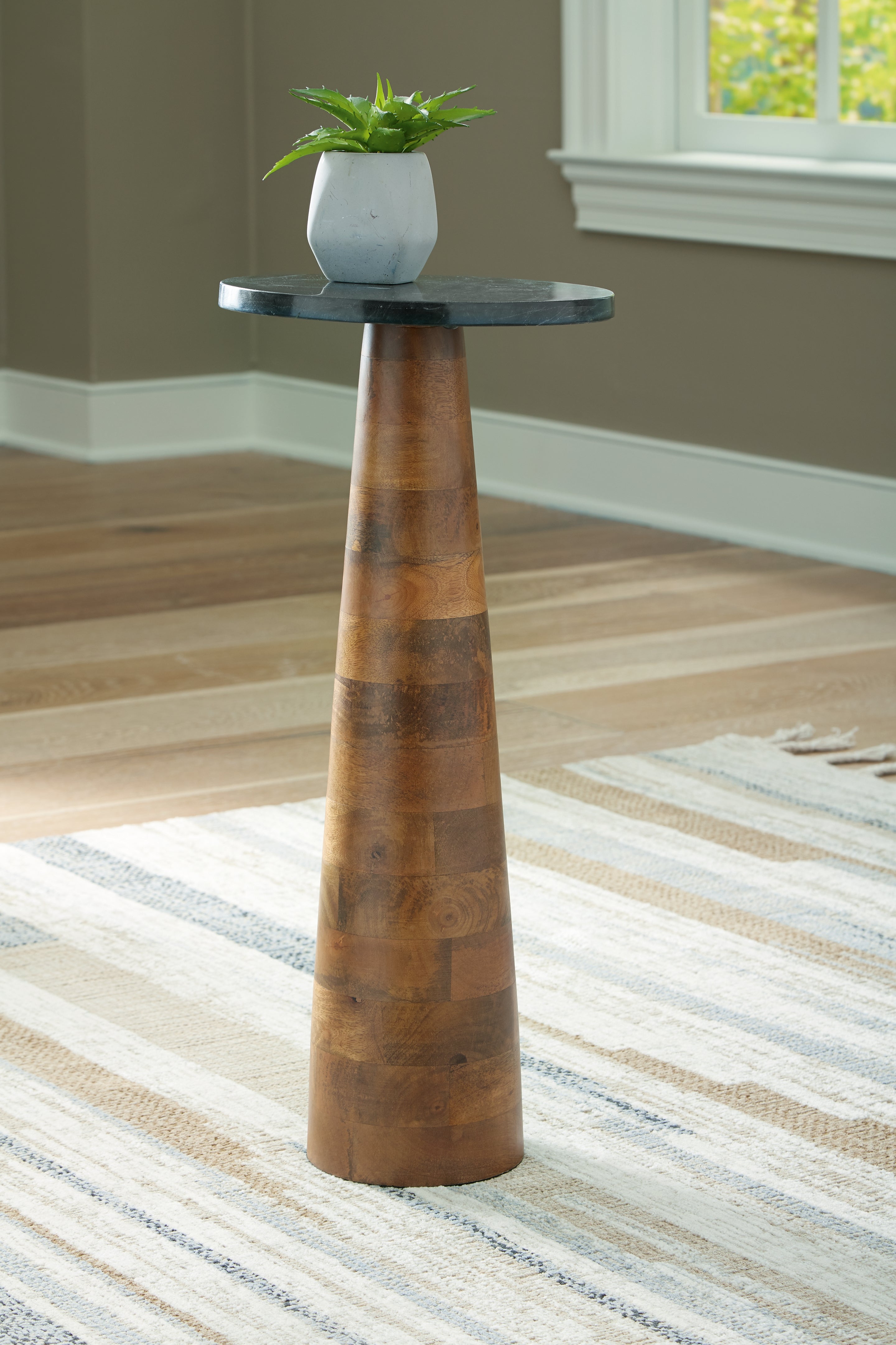 Family Deals Furniture - Ashley Furniture - Quinndon Accent Table - Accent Table / Brown/Black - A4000633