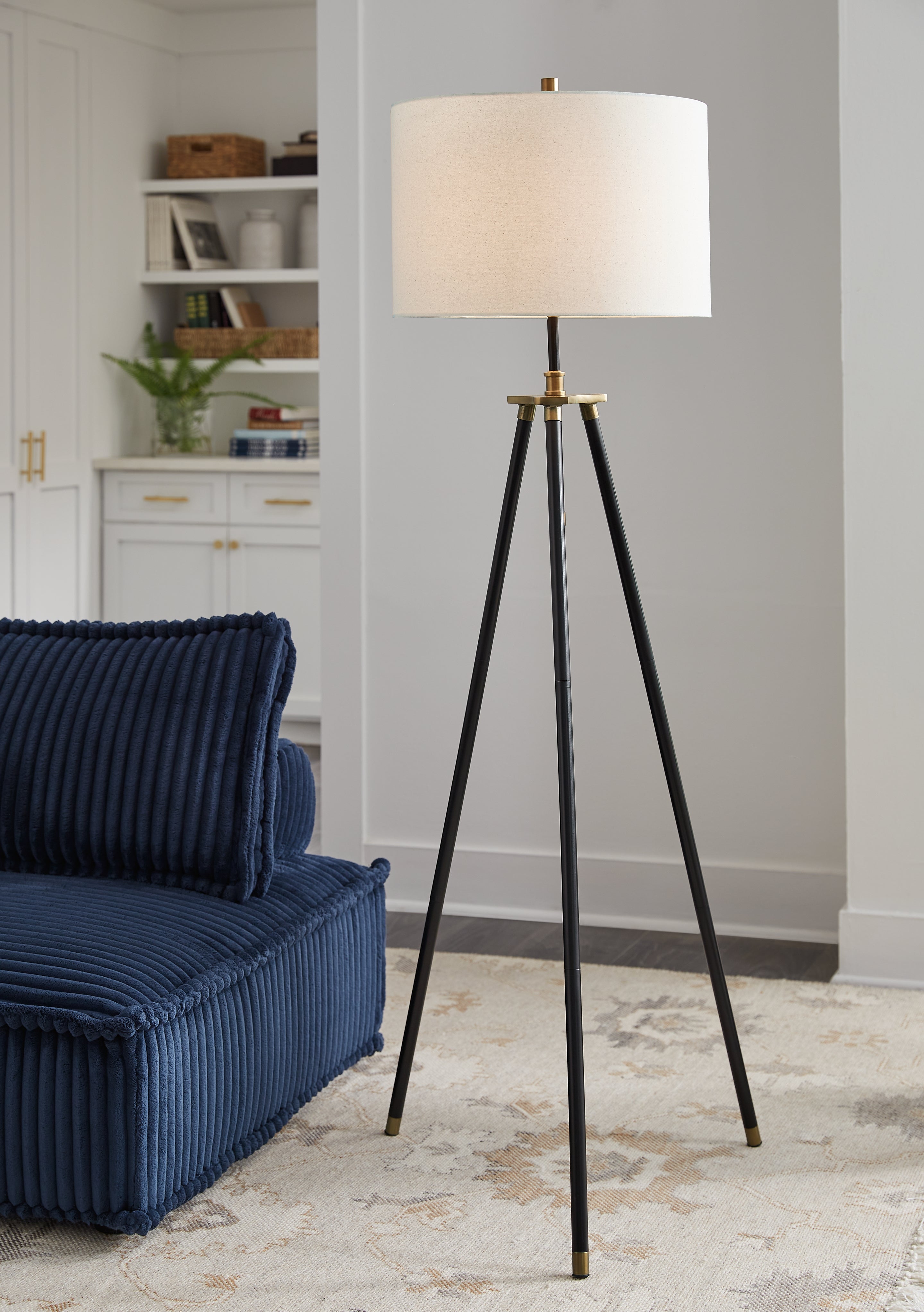 Family Deals Furniture - Ashley Furniture - Cashner Lighting - Metal Floor Lamp (1/CN) / Black/Gold Finish - L206101