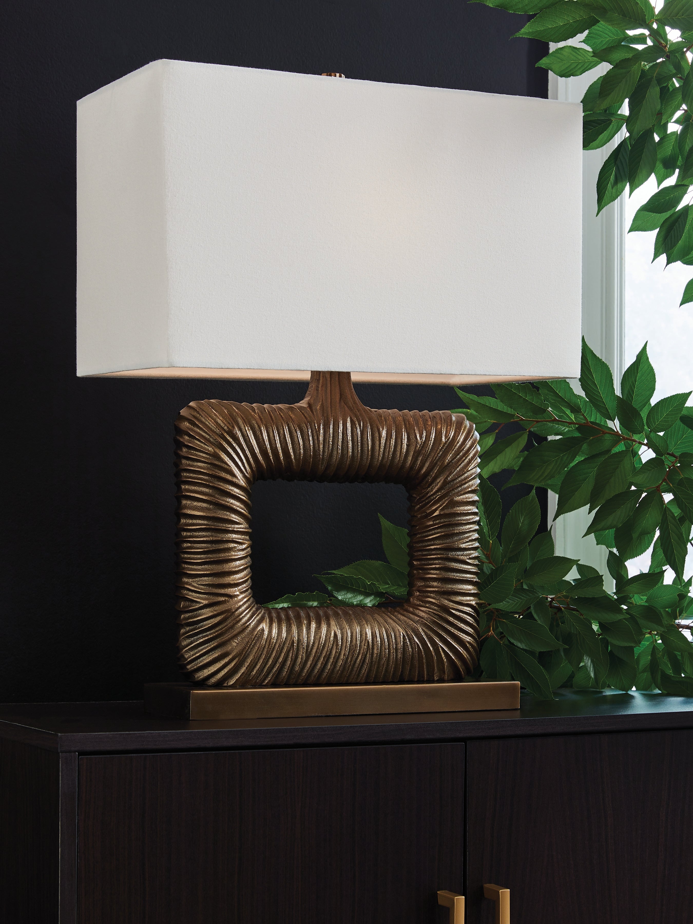 Family Deals Furniture - Ashley Furniture - Garronby Lighting - Metal Table Lamp (1/CN) / Antique Brass Finish - L207604