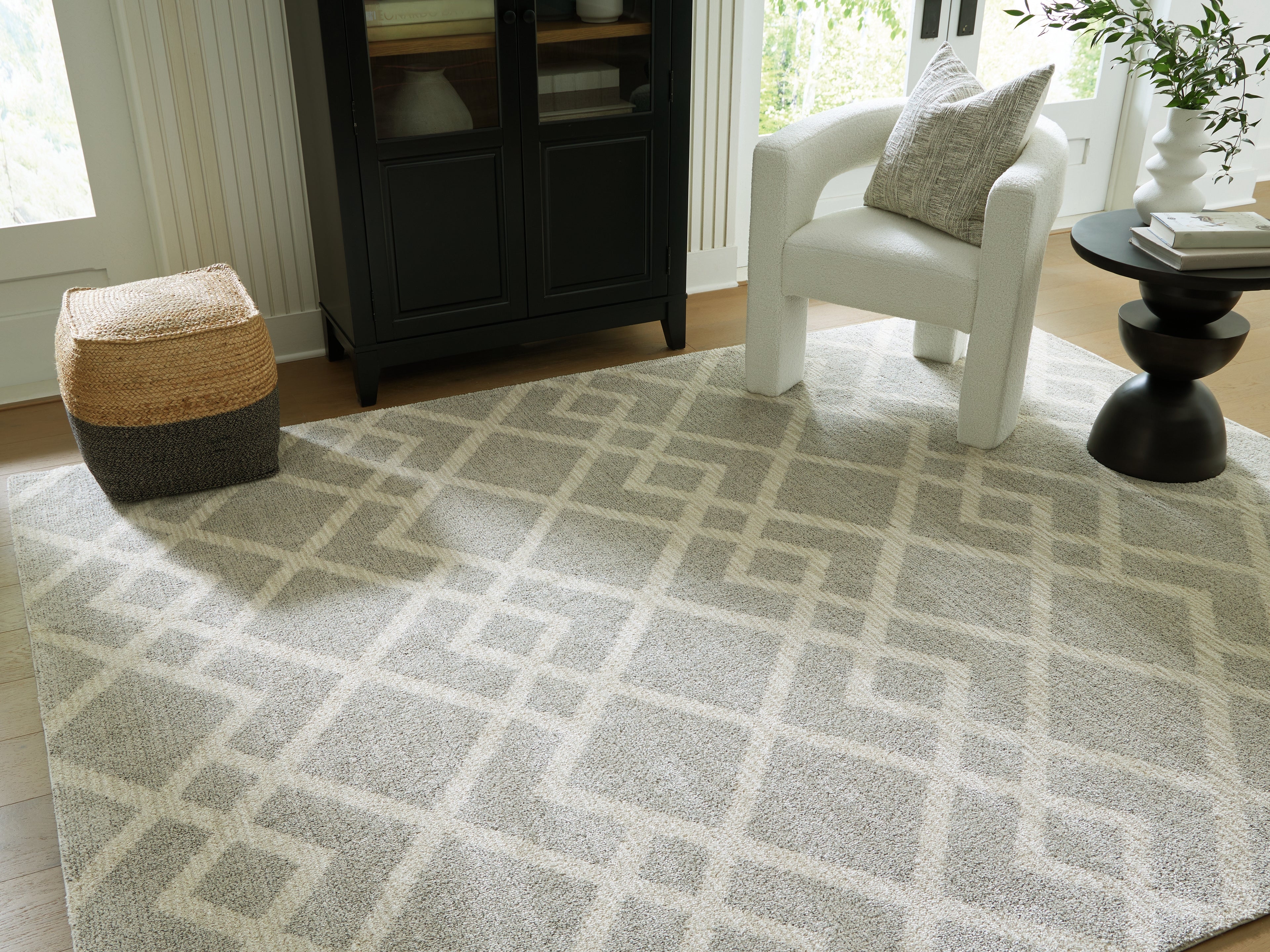 Family Deals Furniture - Ashley Furniture - Unawick Rug - Medium Rug / Gray/Ivory - R407332