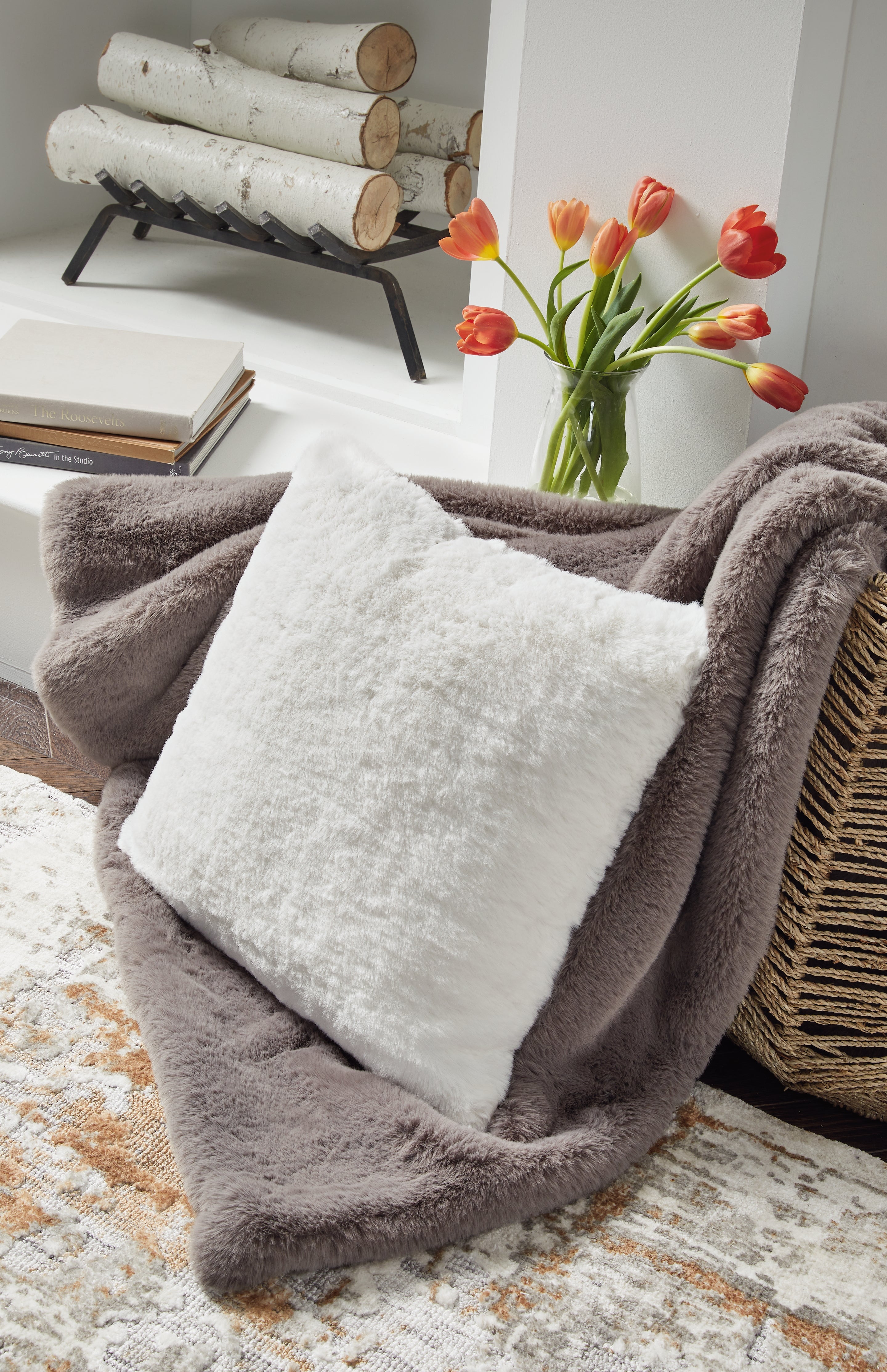 Family Deals Furniture - Ashley Furniture - Gariland Pillows - Pillow / White - A1000863P