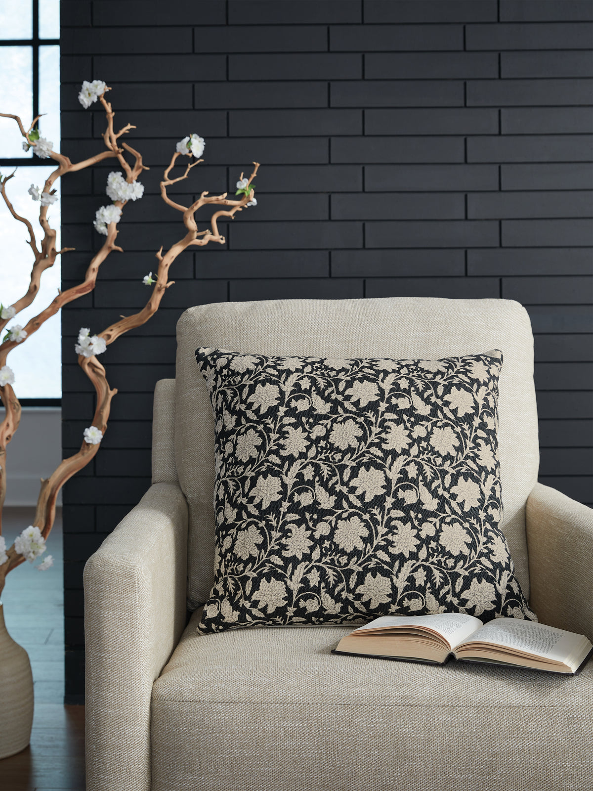 Family Deals Furniture - Ashley Furniture - Alanderson Pillows - Pillow (4/CS) / Black/Ivory - A1001100