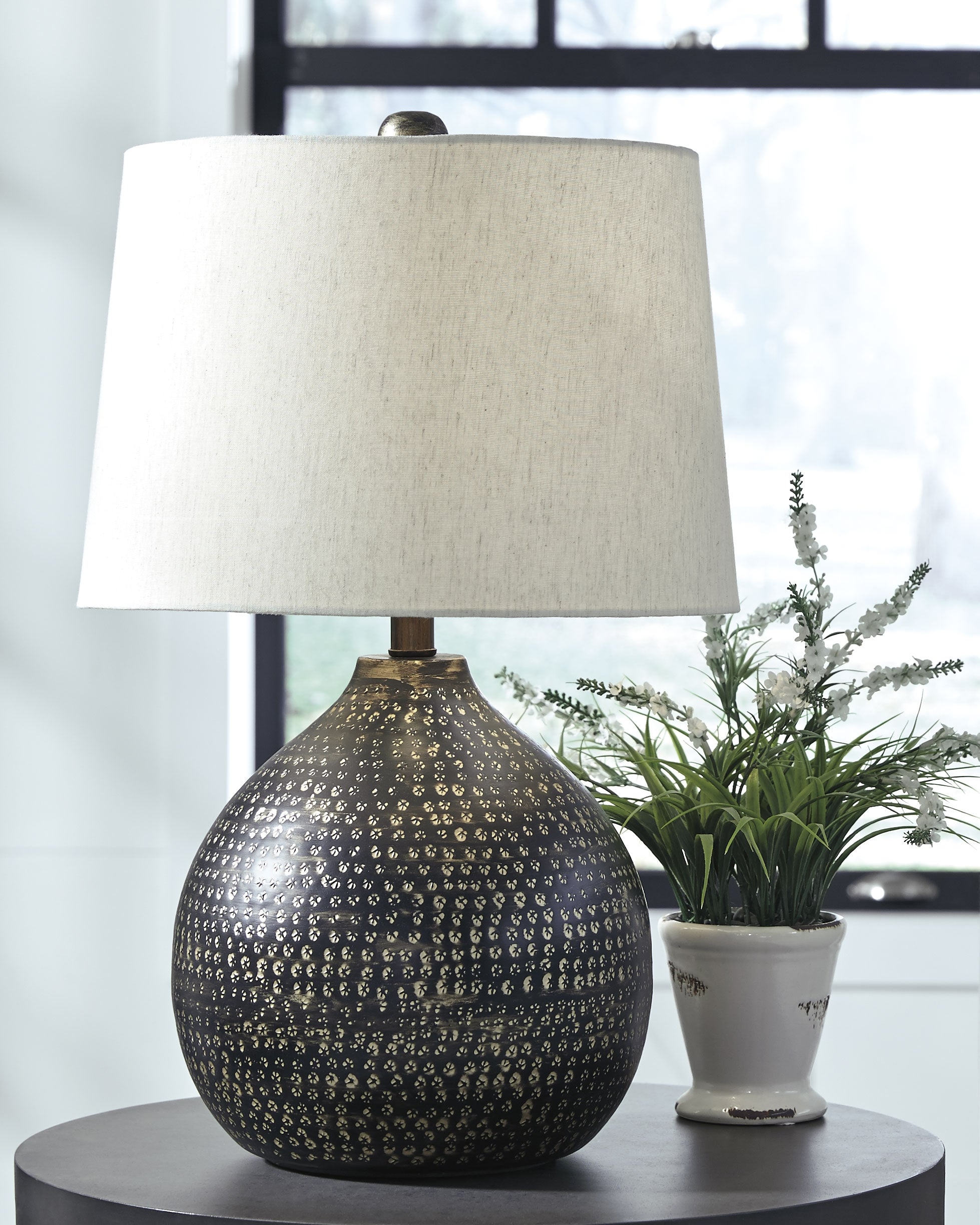 Family Deals Furniture - Ashley Furniture - Maire Lighting - Table Lamp (Set of 2) / Black/Gold Finish - L207294X2