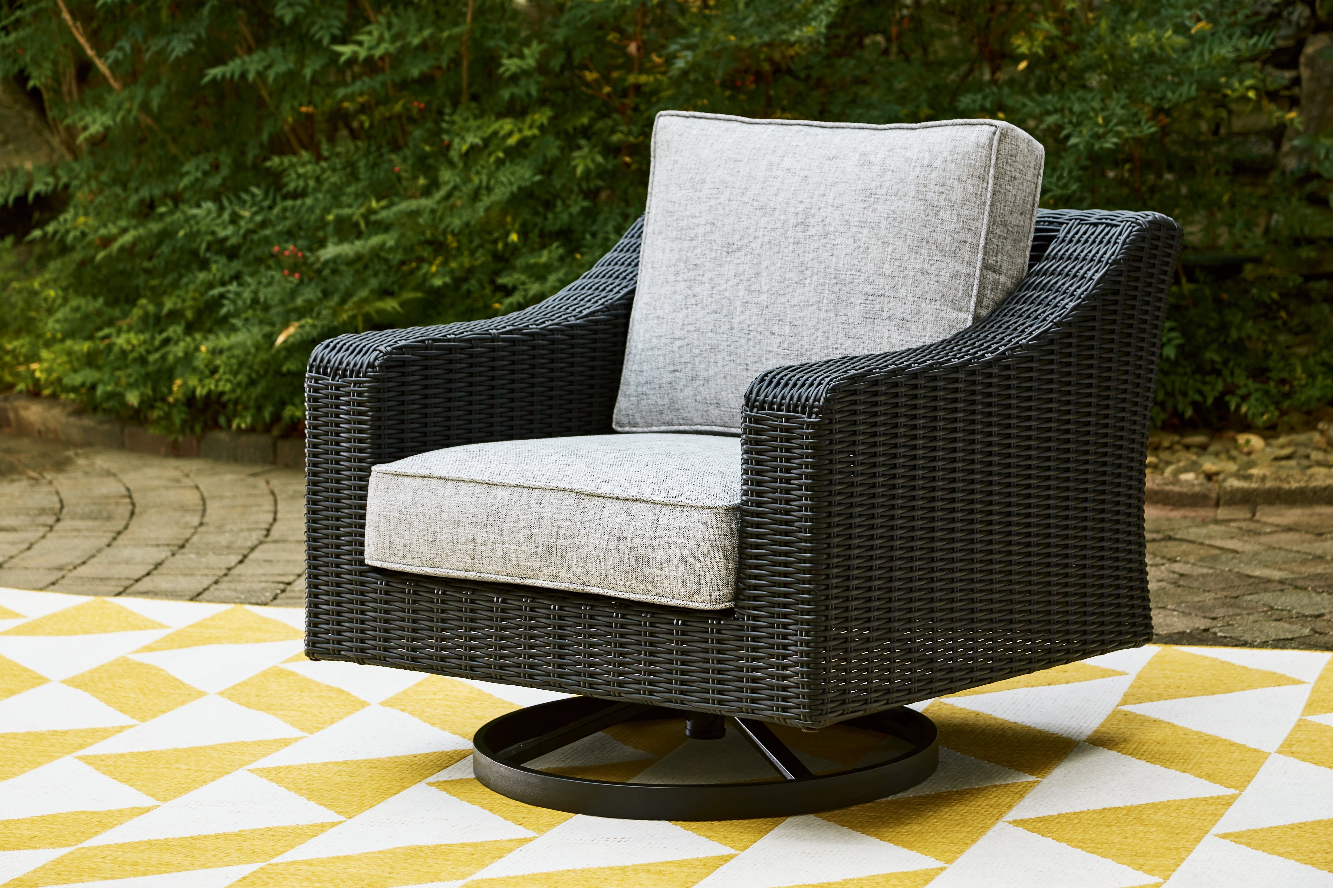 Family Deals Furniture - Ashley Furniture - Beachcroft Outdoor - Swivel Lounge Chair (1/CN) / Black/Light Gray - P792-821