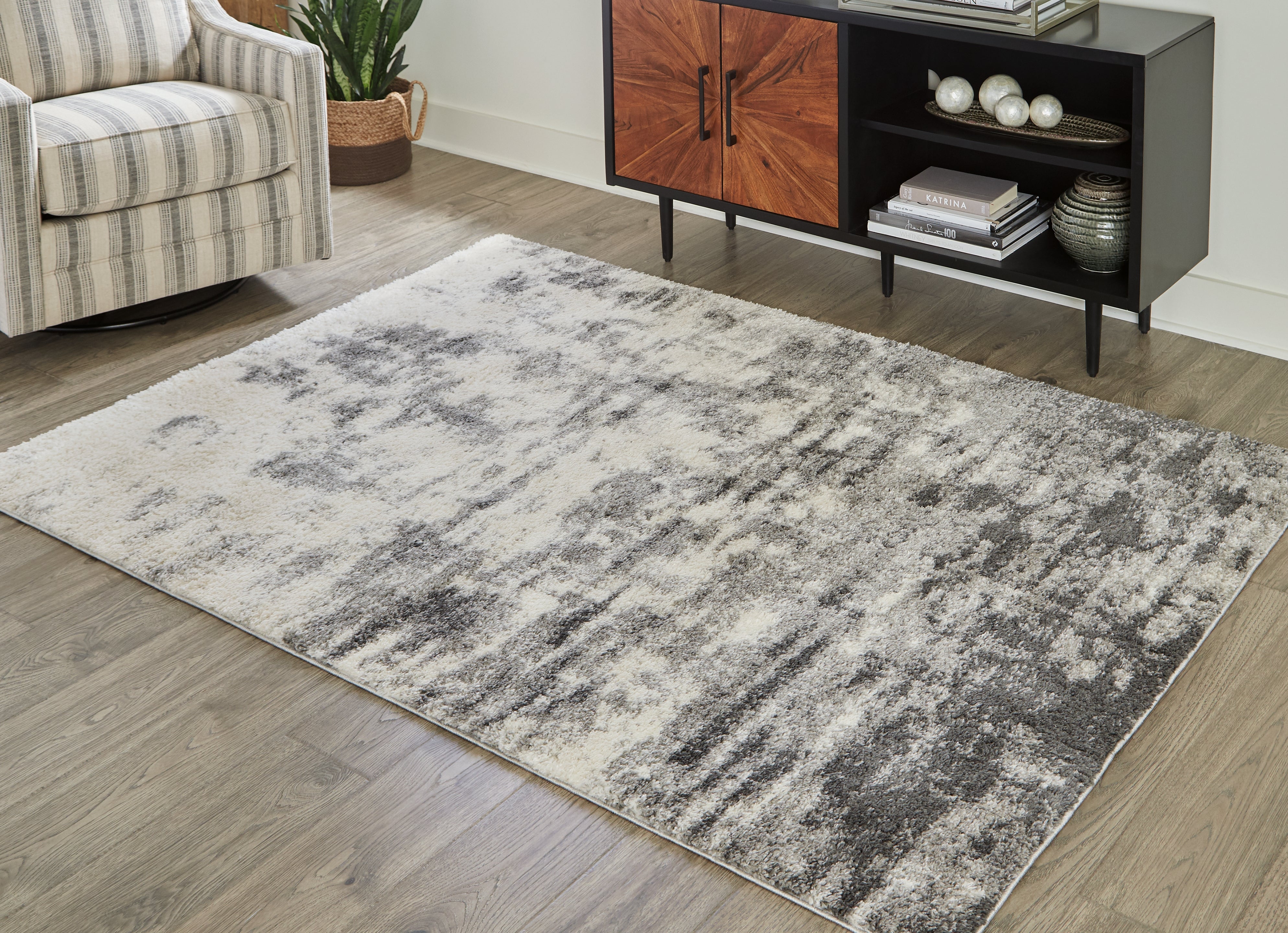 Family Deals Furniture - Ashley Furniture - Gerdie Rug - 5'3" x 7'3" Rug / Cream/Gray - R404992