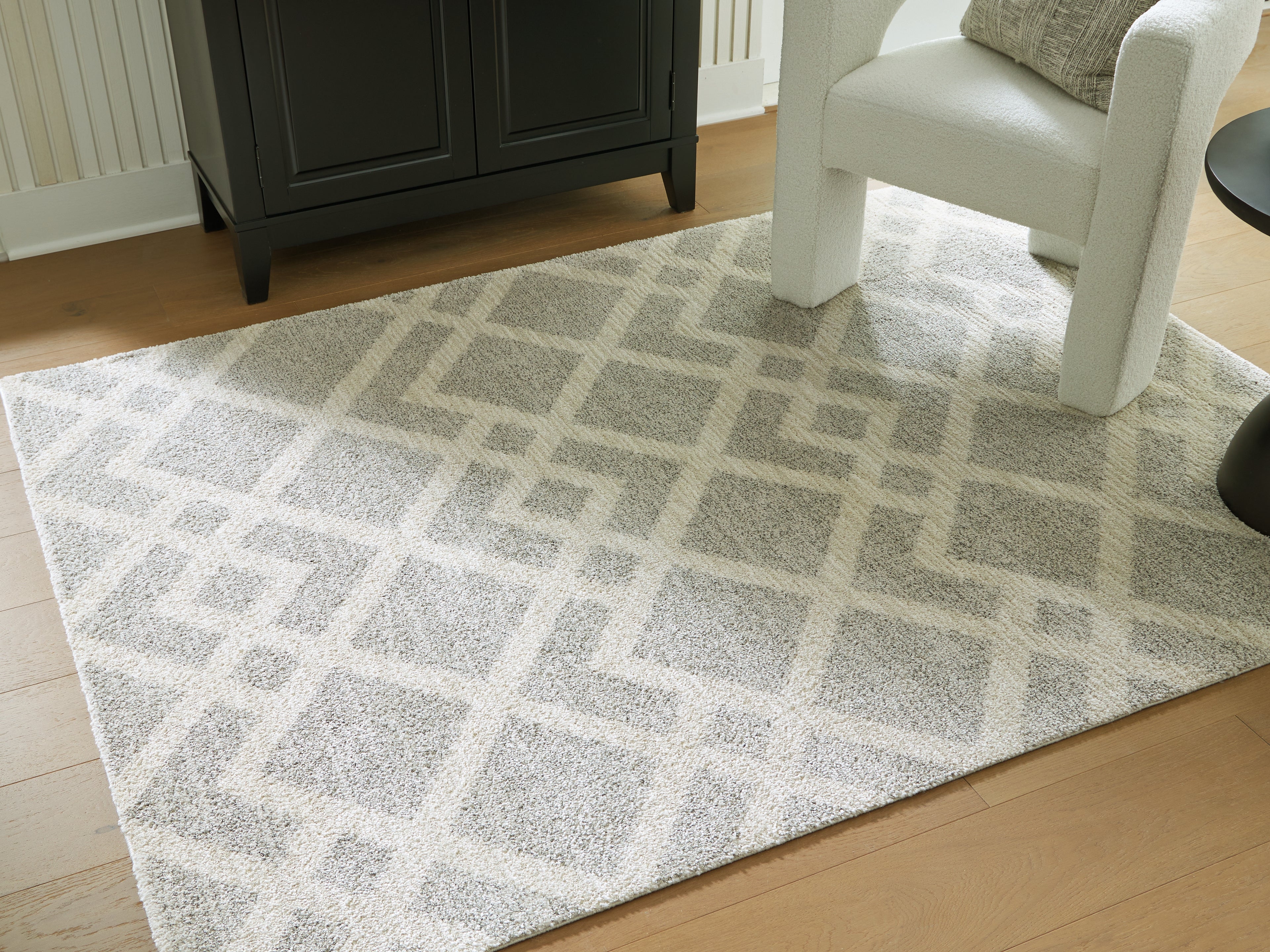 Family Deals Furniture - Ashley Furniture - Unawick Rug - Medium Rug / Gray/Ivory - R407332